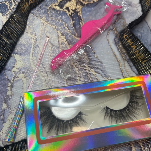 Eye lashes , with application and brush - Picture 5 of 6